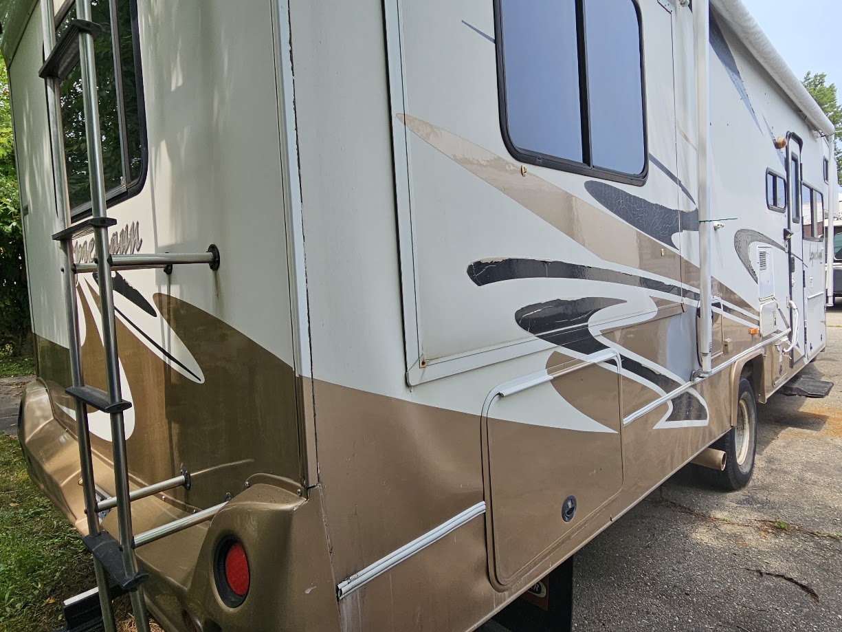 2006 Coachmen Leprechaun Class C - Image 5