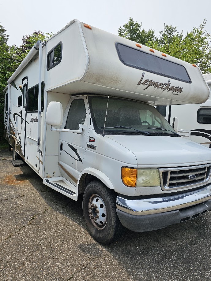 2006 Coachmen Leprechaun Class C - Image 3